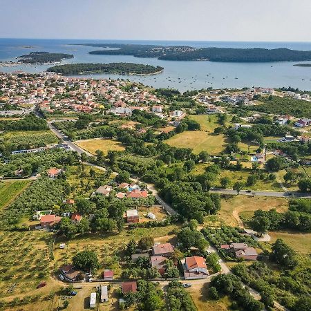 Relaxing Holiday House With Terrace Sea View Medulin Eksteriør billede