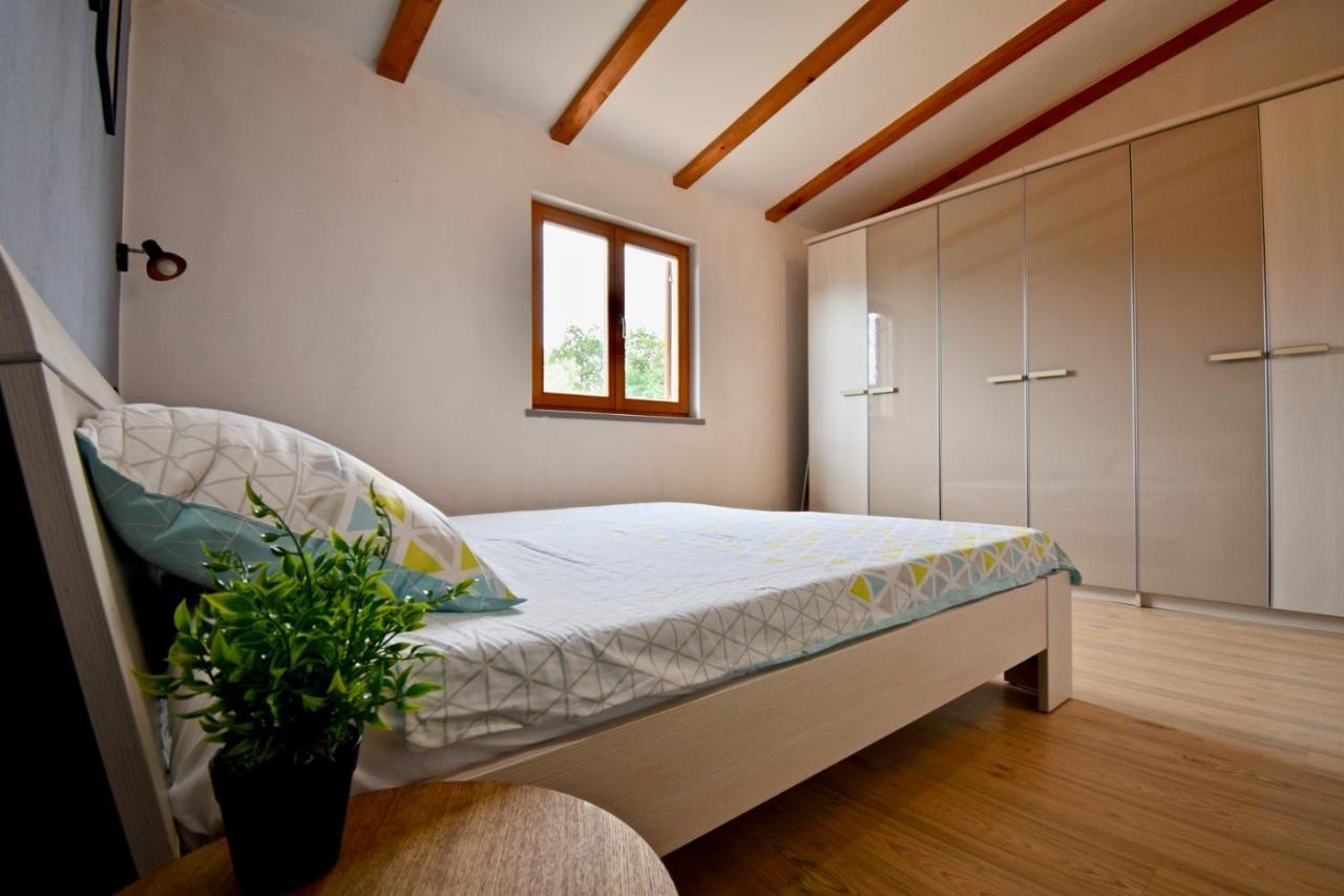 Relaxing Holiday House With Terrace Sea View Medulin Eksteriør billede