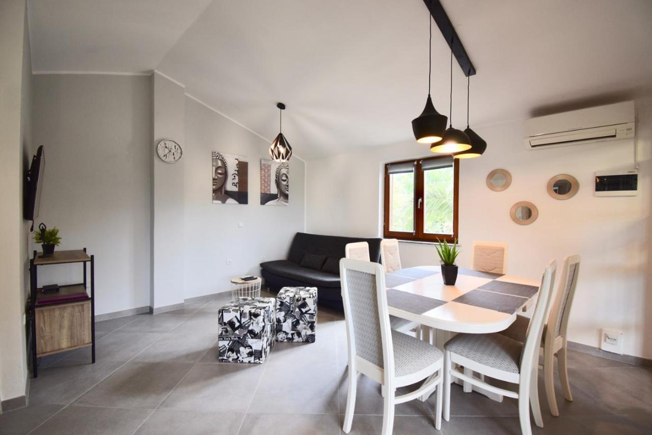 Relaxing Holiday House With Terrace Sea View Medulin Eksteriør billede