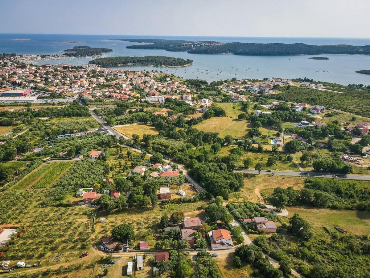 Relaxing Holiday House With Terrace Sea View Medulin Eksteriør billede