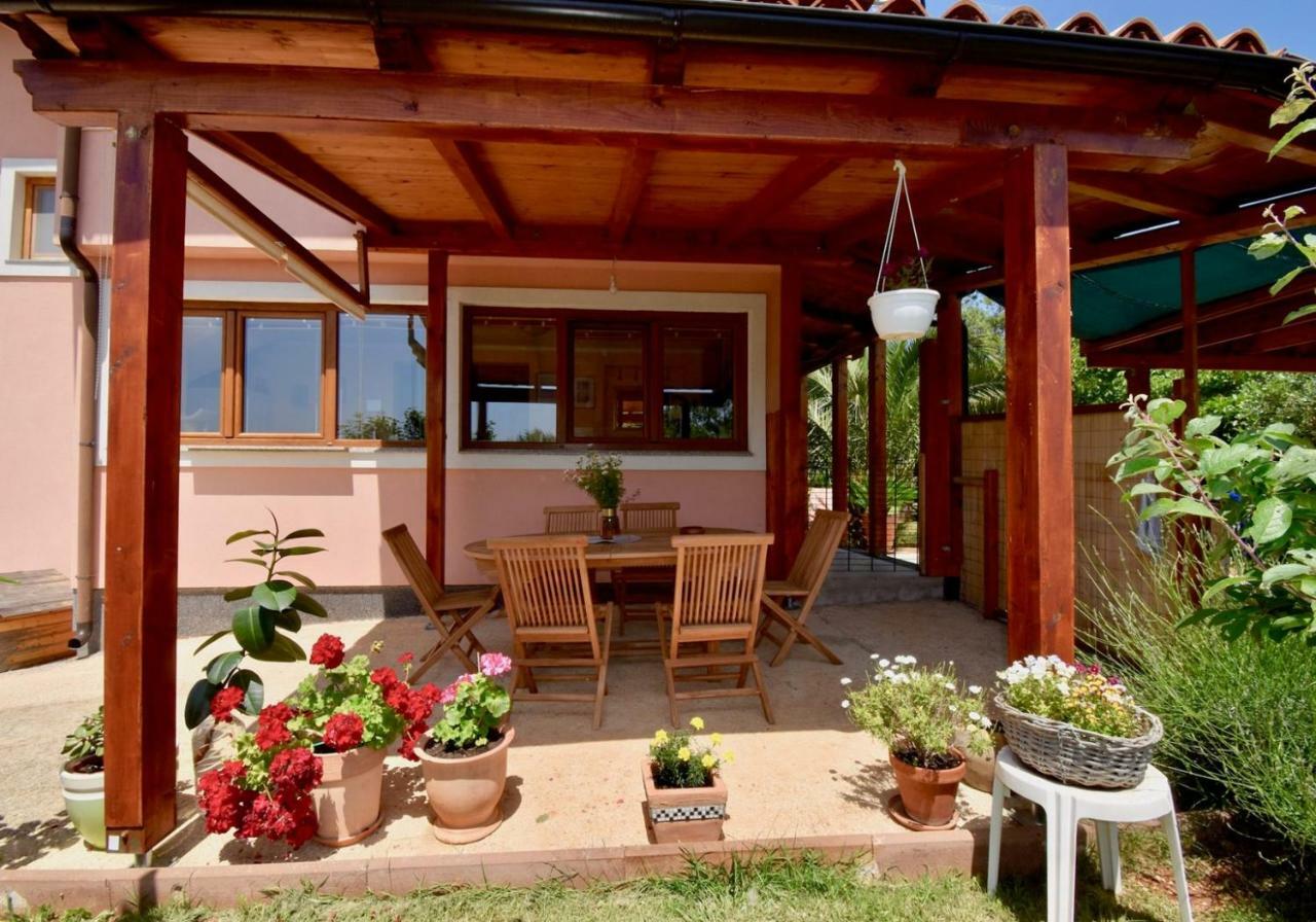 Relaxing Holiday House With Terrace Sea View Medulin Eksteriør billede