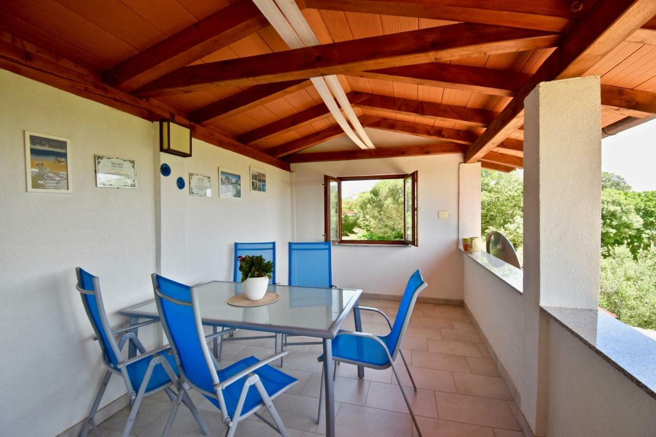 Relaxing Holiday House With Terrace Sea View Medulin Eksteriør billede
