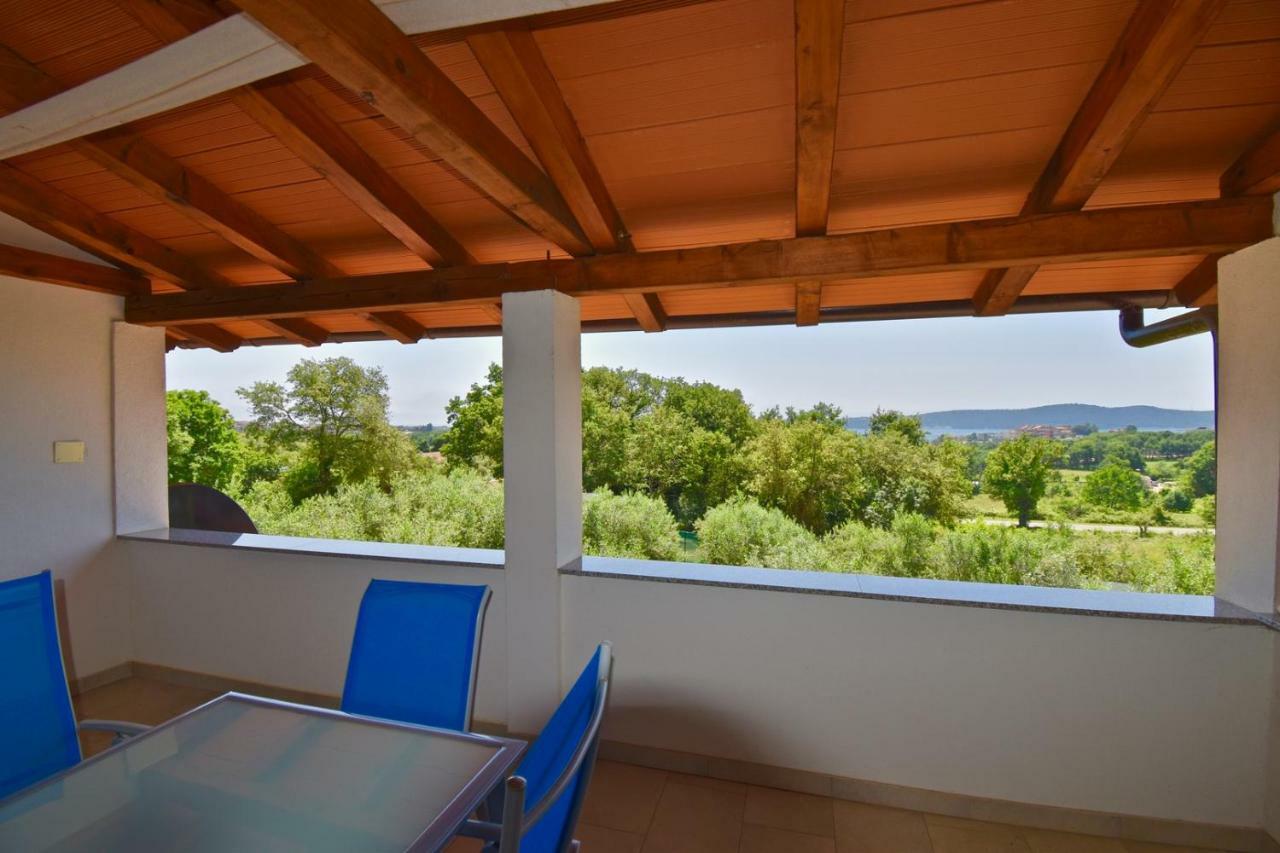 Relaxing Holiday House With Terrace Sea View Medulin Eksteriør billede