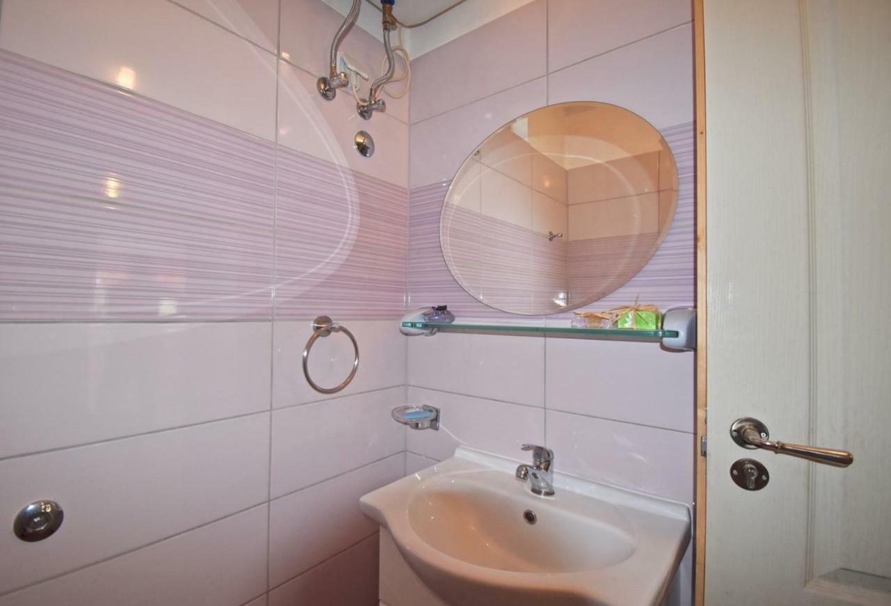 Relaxing Holiday House With Terrace Sea View Medulin Eksteriør billede